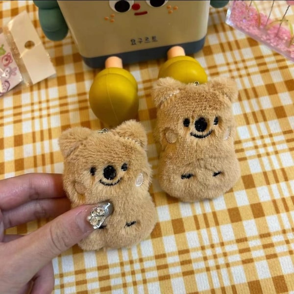 Härlig plysch, svanslös björnprydnad fylld docka leksak gnisslande djur charm väska hänge nyckelring dekorationer för biltelefoner