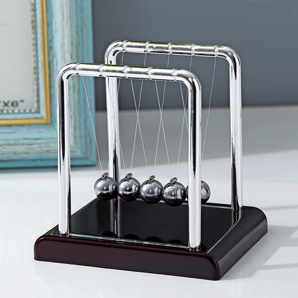 Newtons Pendul, Newtons Vugge - Newtons Pendulkugler Svinger