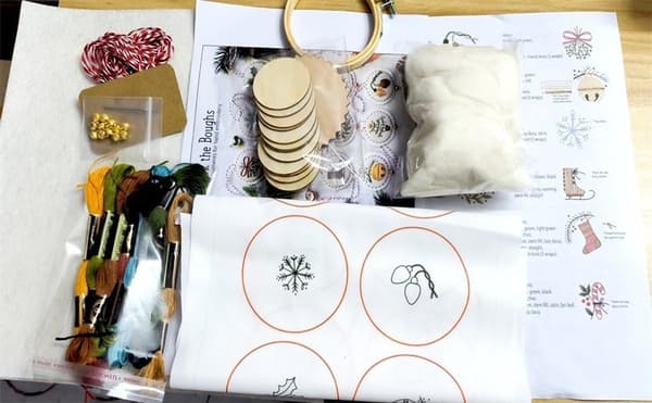 Julepynt Broderisæt - Håndbroderede Juletræspynt - Velegnet til Begyndere - 12 Stykker (Farve A)