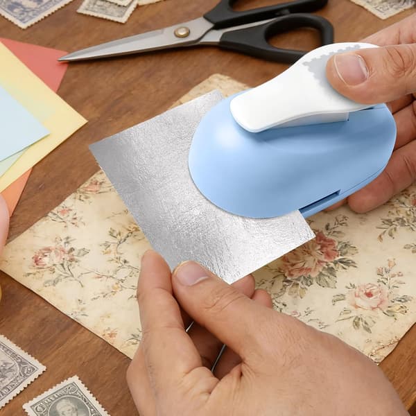 Stamp-shaped punch: 2.9 × 2.4 cm Creative design punch – Stamp shape, Square pattern – Portable for cardboard, scrapbook, envelopes and greeting cards (B