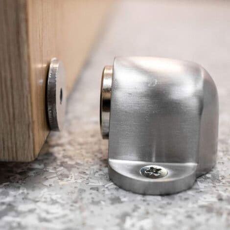 Magnetisk dørstopper, gulvmontert, børstet metall
