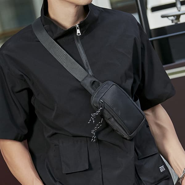 Let crossbody-taske