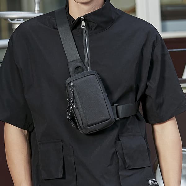 Let crossbody-taske