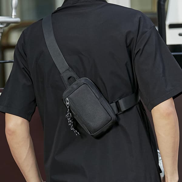 Let crossbody-taske