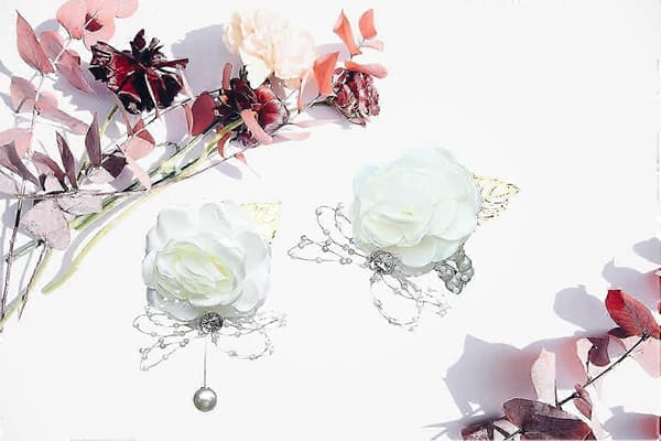 Elfenbensros handledsband och corsage-set: Eleganta brittiska bröllopsblommor för handen