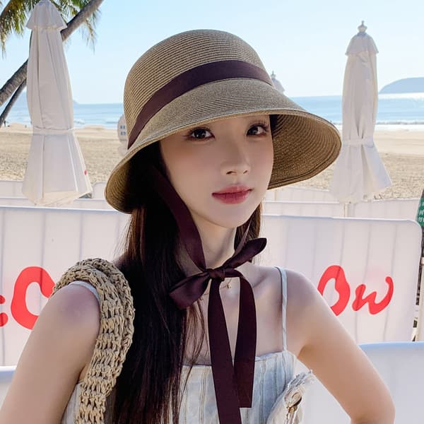 Dam sommar mode solhatt, elegant stråhatt, perfekt för strandutflykter.