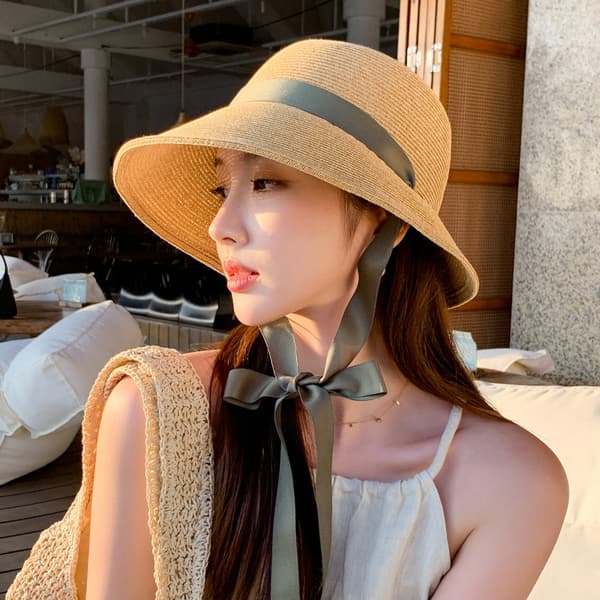 Dam sommar mode solhatt, elegant stråhatt, perfekt för strandutflykter.