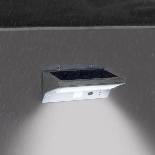 Vattentät utomhus solcellsväggspotlight med rörelsesensor - 21 lysdioder - 330 lm - 120° vridbart huvud