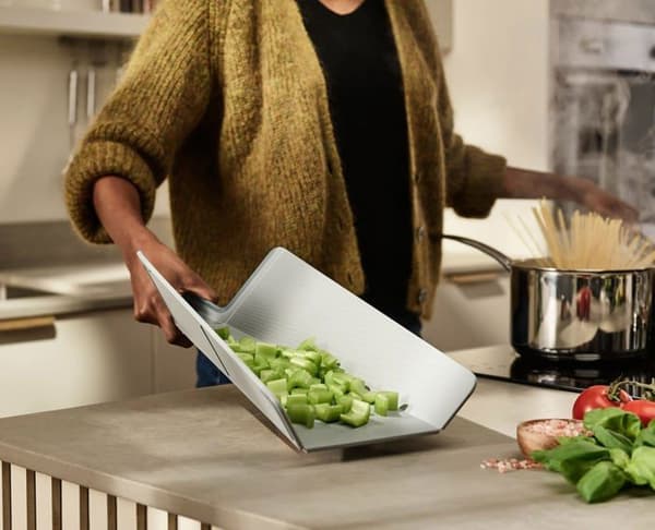 Skärbräda - Joseph Joseph - 60203 - Fällbar - Ergonomisk - Halkfri Svart