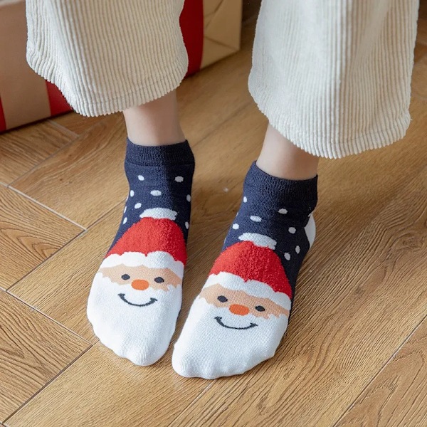 4 par höst och vinter jul strumpor fjäder garn tomten tecknad coose rak bräda båt strumpor korta röda strumpor