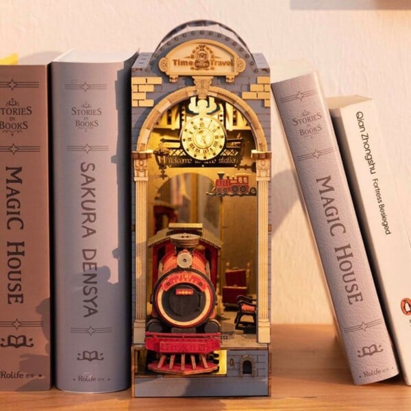 Robotime Rolife DIY Book Nook Japanese Sakura Densya in Books Serie Tre Miniatyr Hus