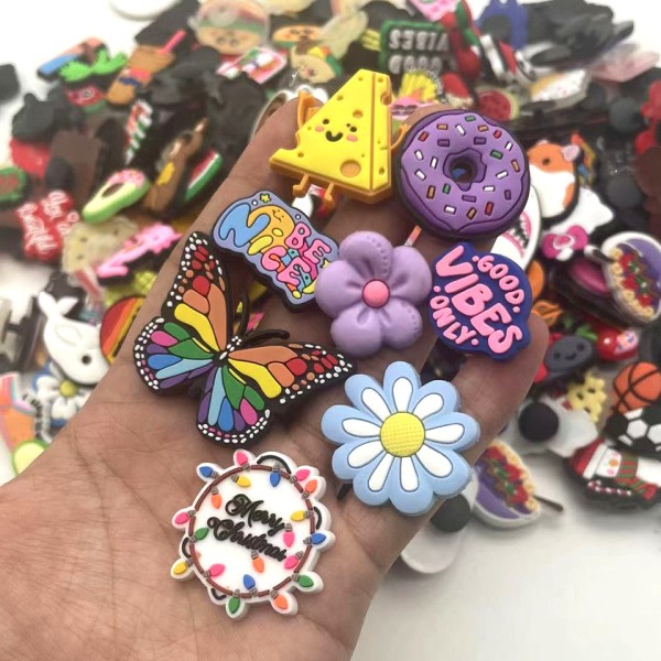 100 bitar Random jibz Tecknad Djur Skor Charms Decrations