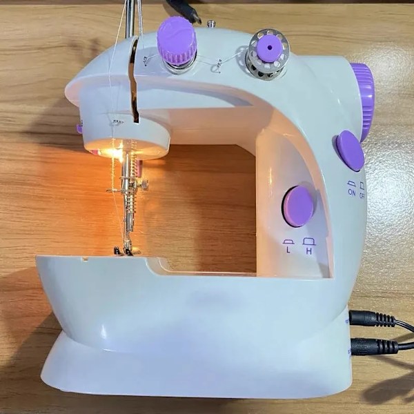 Hushåll 202Mini Sömnad Maskiner Handhållen Sömnad Maskin med Lätt Kutter Fot Pedal Bärbar Natt Lätt Sömnadsmaskin