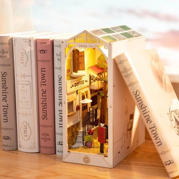 Robotime Rolife DIY Book Nook Japanese Sakura Densya in Books Serie Træ Miniature Hus