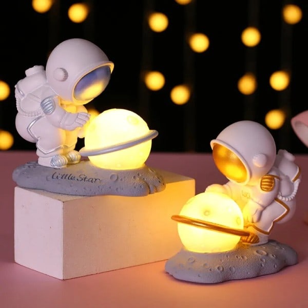 Astronaut Nat Lys Sejr Salut Rummand Harpiks Skulptur Stue Værelse Børn Soveværelse Sengebord Bord Lampe