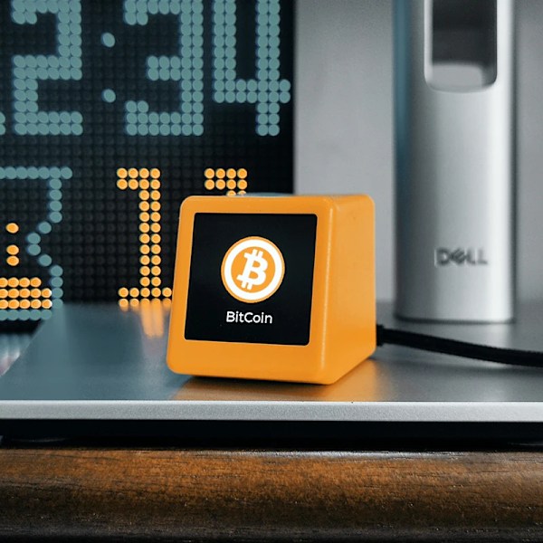 Aktie Pris Display Spårare Ticker Kryptovaluta i Real Tid På Desktop Gadget BTC ETH DOGE Väder Klocka