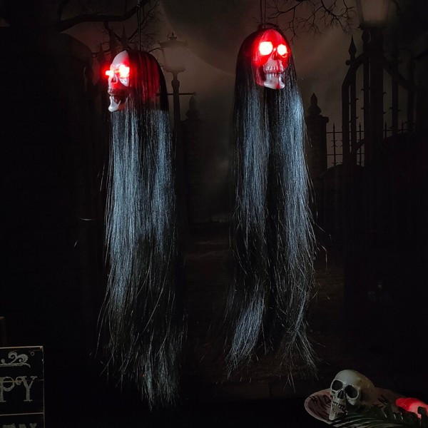 Halloween hengende spøkelse hodeskalle med langt hår glødende øyne terror hodeskalle spøkelse hus hode skjelett