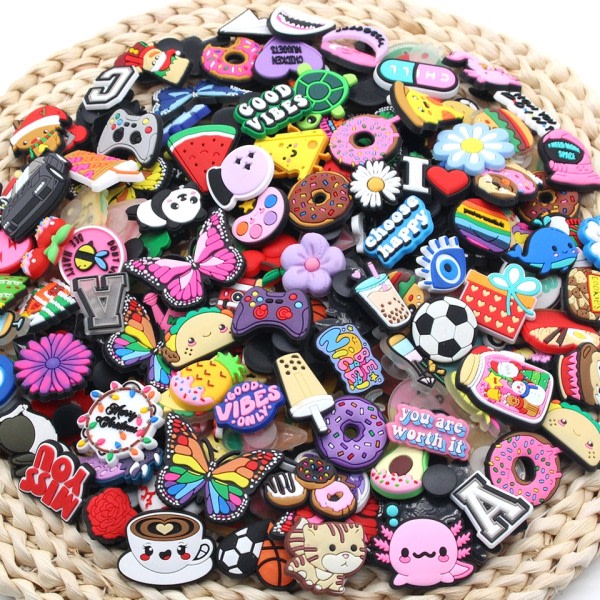 100 bitar Random jibz Tecknad Djur Skor Charms Decrations