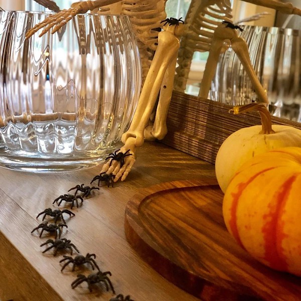 50 bitar Halloween Spindlar Dekorationer Små Svart Lysande Plast Spindlar