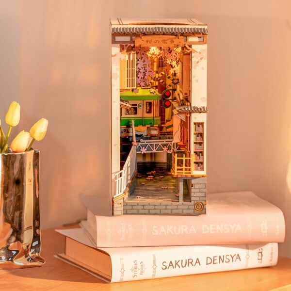 Robotime Rolife DIY Book Nook Japanese Sakura Densya in Books Serie Træ Miniature Hus