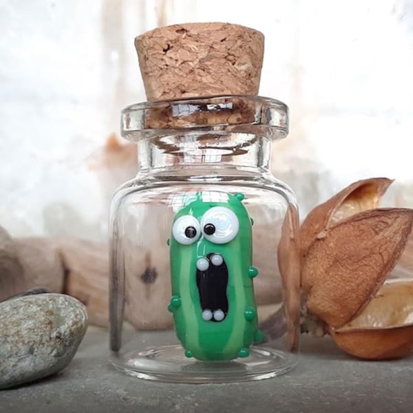 Screaming pickle i miniatyr i en flaska, handgjorda burkar med skulptur av skrikande pickle, mini känslomässigt stöd pickle gurka burk gurkprydnad