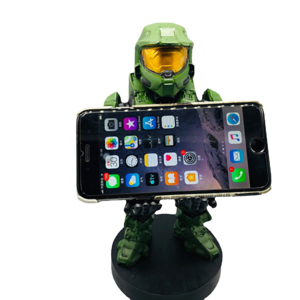 Hieno peli – Tyylikäs puhelinteline: Puun inspiroima Humanoidi-mobiiliteline ja peliohjaimen pidike grön soldat med ljus