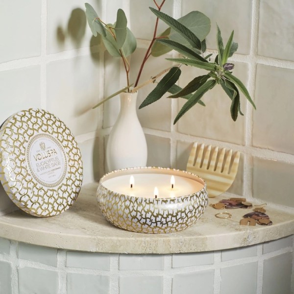 Voluspa 3-Wick Candle Decorative Tin Eucalyptus & White Sage 340 Vit