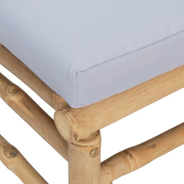 Soffa mittdel med ljusgråa dynor bambu