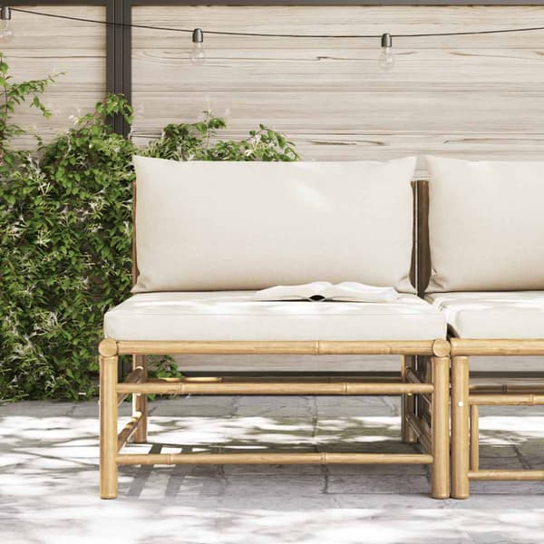 Mittensoffa för trädgården med gräddvita dynor bambu