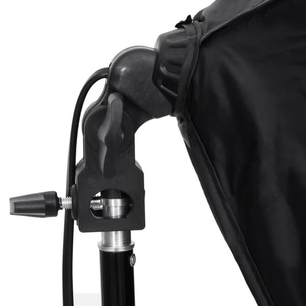 Studioutrustning med softbox-lampa, bakgrund och reflexskärm