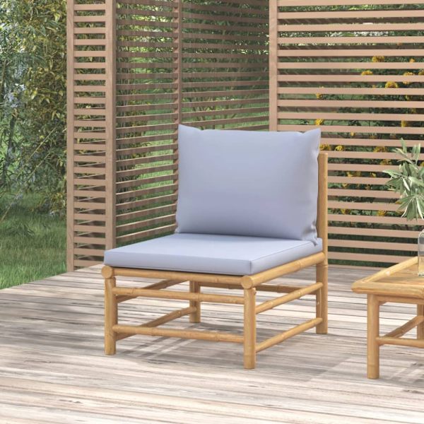 Soffa mittdel med ljusgråa dynor bambu