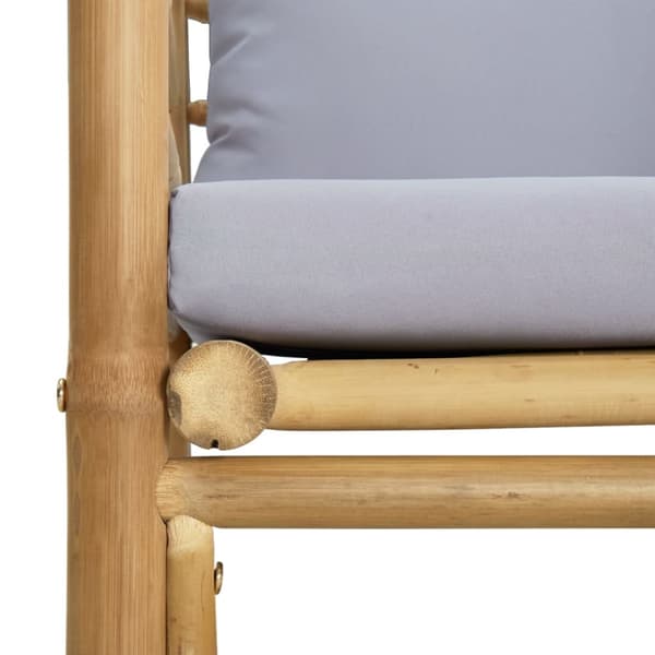 Soffa mittdel med ljusgråa dynor bambu