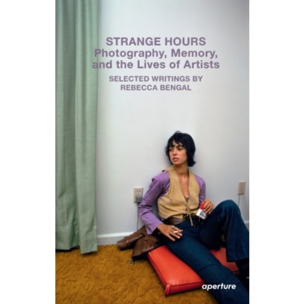 Strange Hours: Photography, Memory, and the Lives of Artists (häftad, eng)