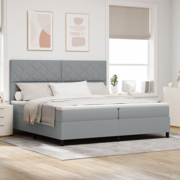Boxfjärra säng med madrass & LED-ljus ljusgrå 200x200 cm tyg