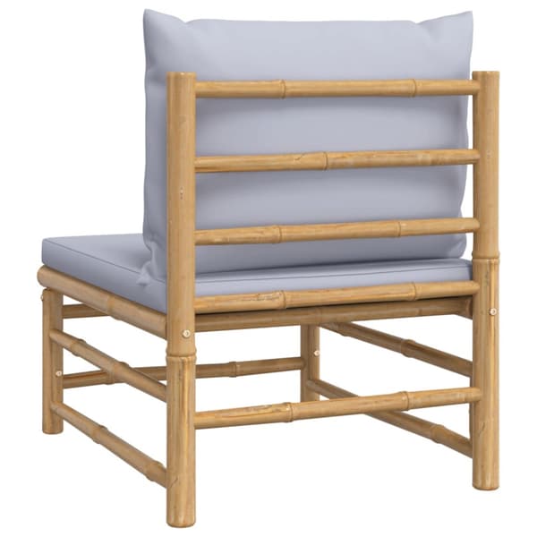 Soffa mittdel med ljusgråa dynor bambu