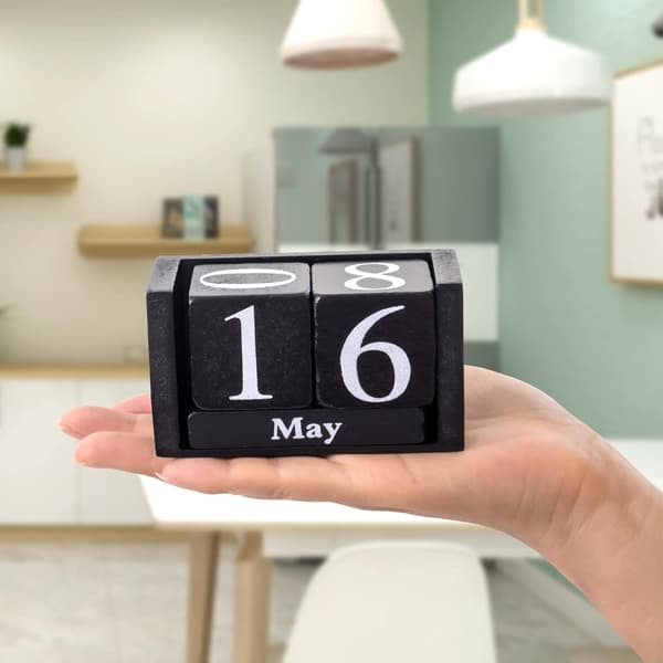 Træbordunderlag med evighedskalender til måneds- og datovisning