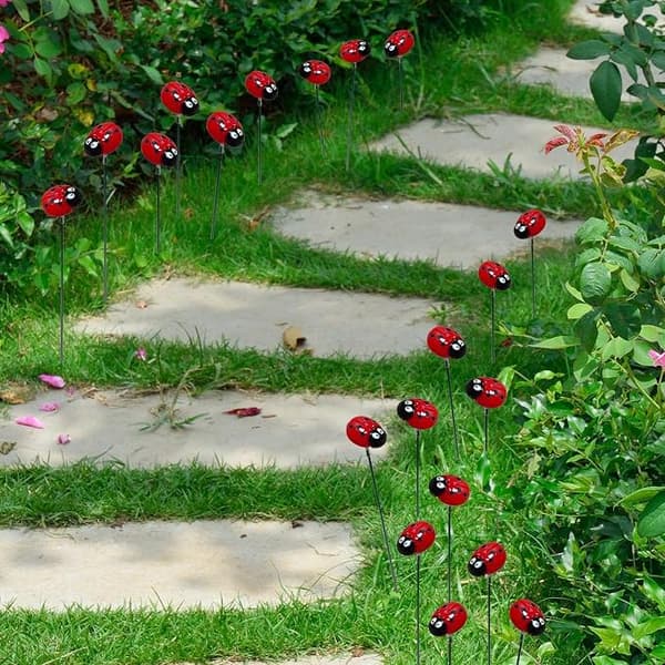 Dekorative marihøneformede staker – Vanntett kunstig modell | For uteplass, hage, park, blomsterbed (D)