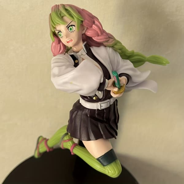 Dynamisk hoppande actionfigur med rosa & grön gradient dubbla flätor, vit stridsdräkt & gröna strumpor, svart ställ - Anime-stil Co[D] 1pc