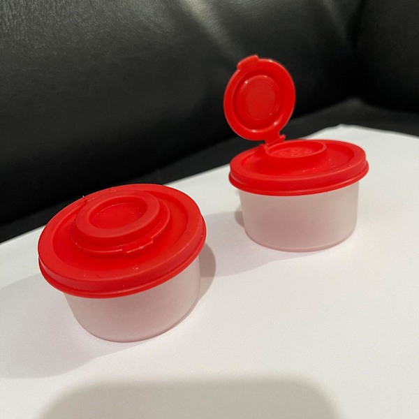 Pepparkvarnar Fuktsäkra Mini Saltskakare För Camping Picknick Utomhus Kök Lunchlådor Resa Kryddset Klar Med Färgade Lock Plast