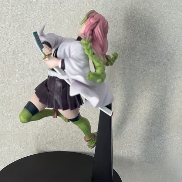 Dynamisk hoppande actionfigur med rosa & grön gradient dubbla flätor, vit stridsdräkt & gröna strumpor, svart ställ - Anime-stil Co[D] 1pc