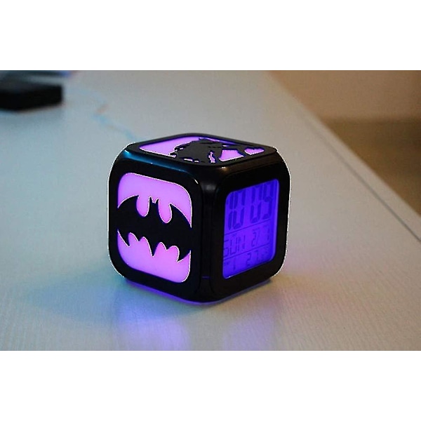 Superhelt Batman Vekkerklokke 3D Stereo Lydløs LED Nattelys Elektronisk Klokke Høyre Spill (Syv Farger USB-Lading) [L]