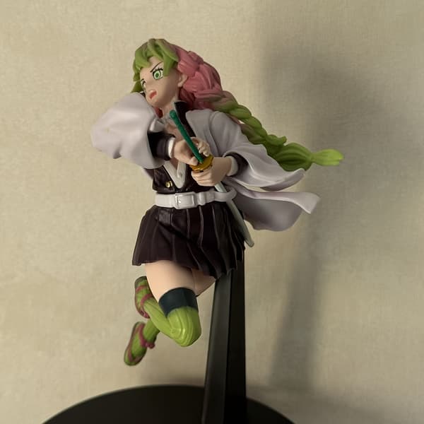 Dynamisk hoppande actionfigur med rosa & grön gradient dubbla flätor, vit stridsdräkt & gröna strumpor, svart ställ - Anime-stil Co[D] 1pc