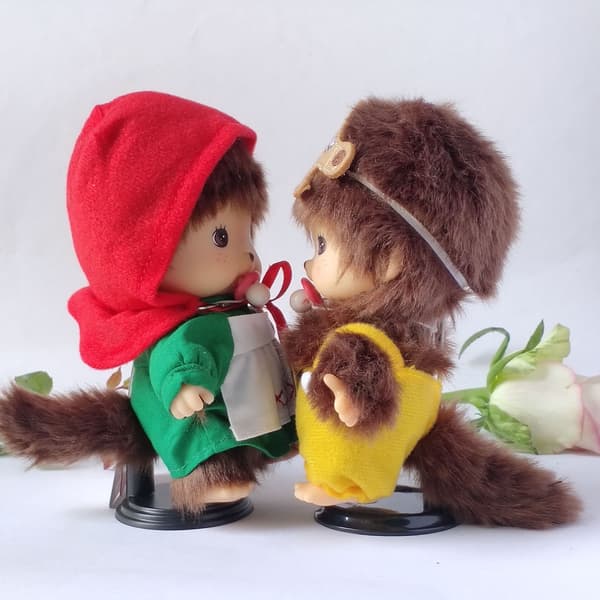 Pehmeä ja halattava pehmolelu lapsille - Monchhichi Plysch Docka[D] Silvermedalj Basic Damer