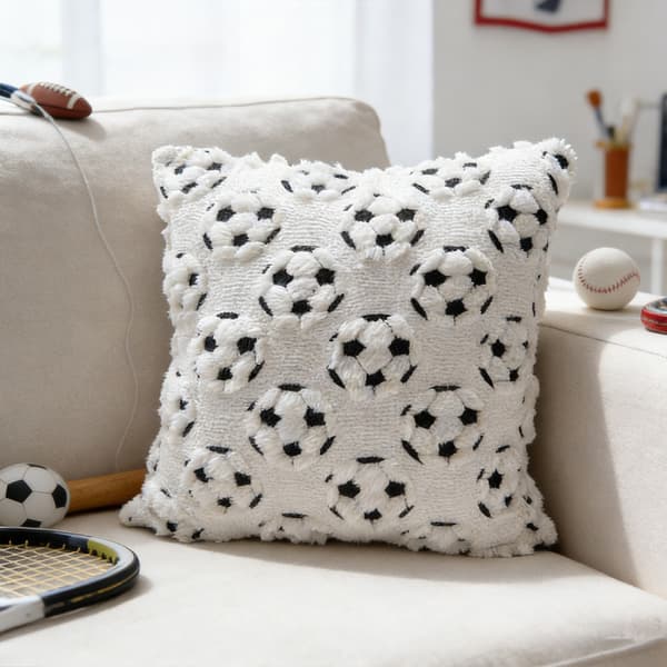 Fodboldmålsnet med beige pyntepude, minimalistisk boligindretning
