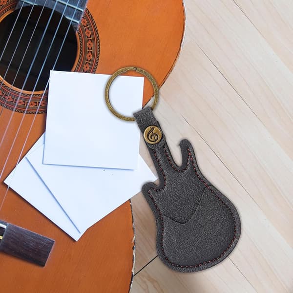 Bas plekterholder | Plekteretui med ring | Guitarformet nøglering i kunstlæder (PU) (D)