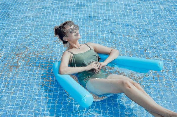 e Pool Float Oppustelig Pool Lounger Pool Legetøj Oppustelig Flydende Pool Foldeseng Svømmemadras[WSY] light blue
