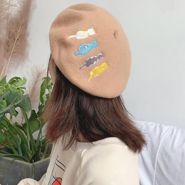 Sød Beret med Broderi af Fire Katte - Malerhat til Vinter - Et Must-have til Kvinder og Piger Camel