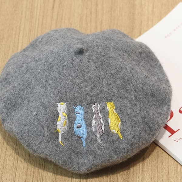 Sød Beret med Broderi af Fire Katte - Malerhat til Vinter - Et Must-have til Kvinder og Piger Gray