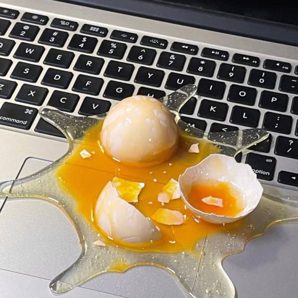Äggformad telefonhållare, trasigt ägg, busig leksak Yellow (real egg shell)
