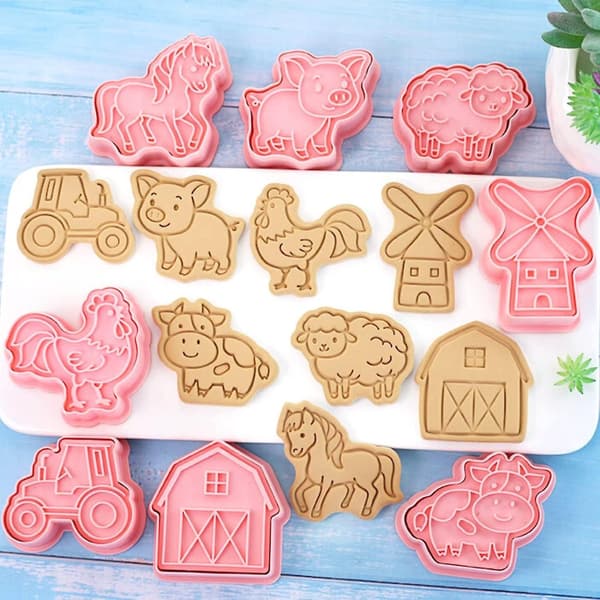 Kakeformersett med gårdsdyr - 8 plastformer for barns baking